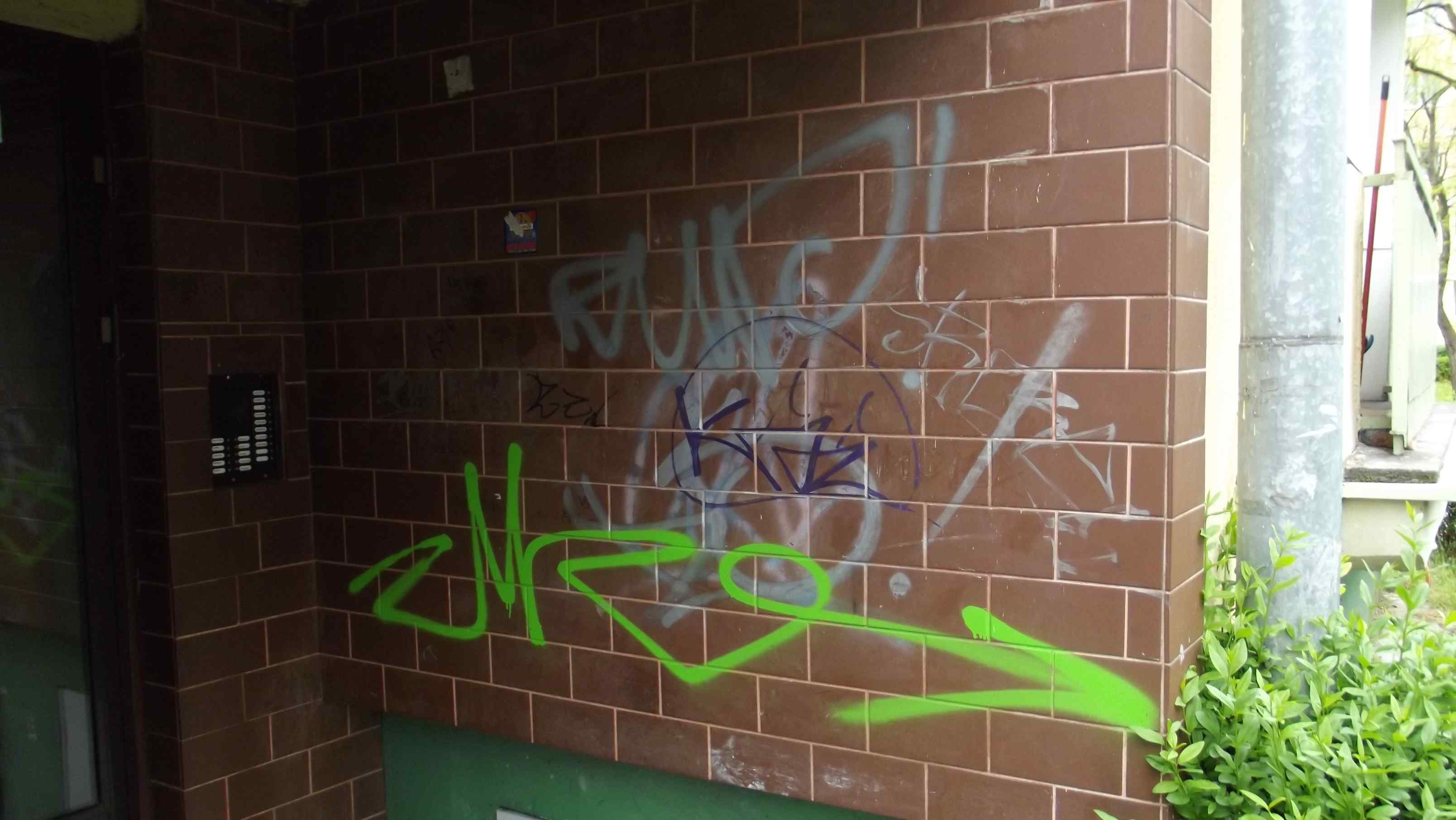 usuwanie graffiti z klinkieru