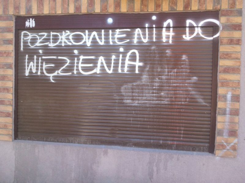 czyszczenie bramy z grafiti